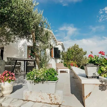 Ciara - One Bedroom With Pool And Sea View