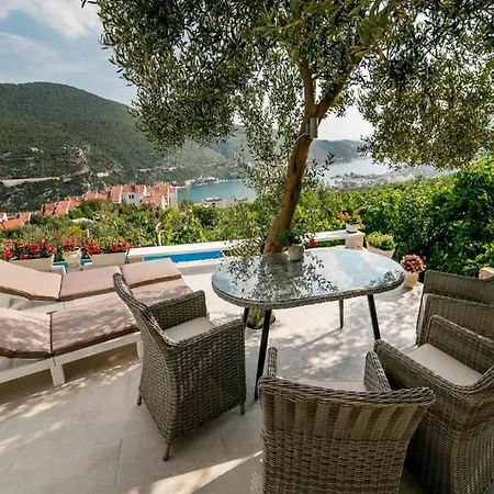 Ciara - One Bedroom With Pool And Sea View *